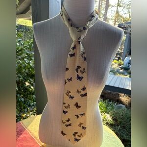 CHANEL pale yellow textured silk tie Butterfly Design b 🦋 Chanel logo background